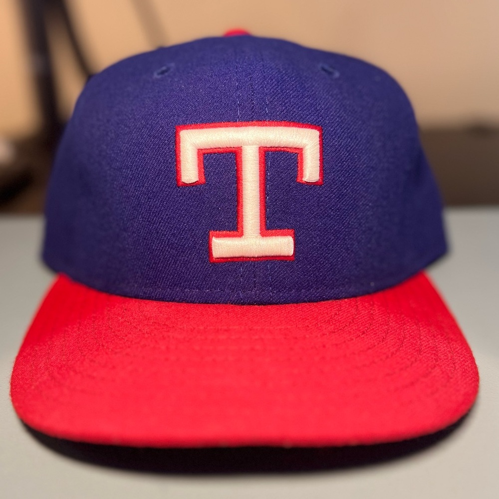 MLB Rangers New Era 5950 Size 7-3/4 Hat.
Pet Free/Smoke free home. No Flaws.